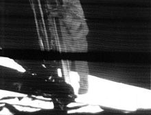 着陸船に搭載された低速度走査テレビがとらえた、はしごを下るアームストロングの姿